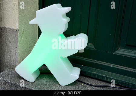 Berlino, Germania - 10 novembre 2018. Ampelmannchen figura, un simbolo mostrato su segnali pedonale in Germania. Foto Stock