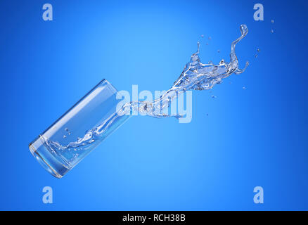 Vetro con fuoriuscita di spruzzi d'acqua. Vista laterale. Su sfondo blu. Percorso di clipping incluso. Foto Stock