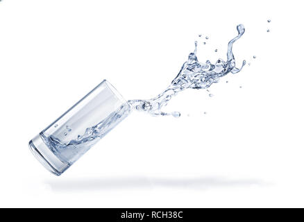 Vetro con fuoriuscita di spruzzi d'acqua. Vista laterale. Su sfondo bianco. Percorso di clipping incluso. Foto Stock
