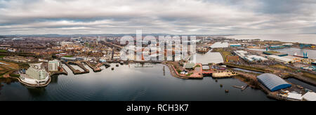 Vista aerea della Baia di Cardiff, la capitale del Galles, Regno Unito Foto Stock