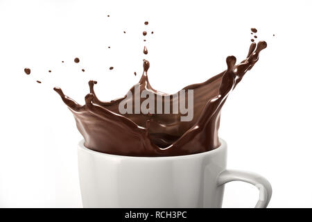 Tazza bianca con cioccolato fondente splash. Isolato su sfondo bianco. vista ravvicinata. Percorso di clipping incluso. Foto Stock