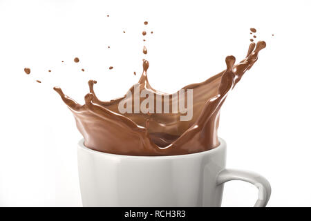 Tazza bianca con cioccolato al latte splash. Isolato su sfondo bianco. vista ravvicinata. Percorso di clipping incluso. Foto Stock