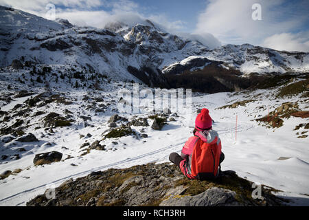 Poco ragazza seduta nella montagna dei Pirenei. Foto Stock