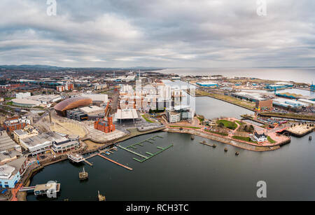 Vista aerea della Baia di Cardiff, la capitale del Galles, Regno Unito Foto Stock