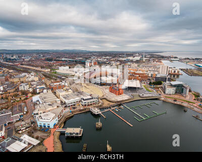 Vista aerea della Baia di Cardiff, la capitale del Galles, Regno Unito Foto Stock