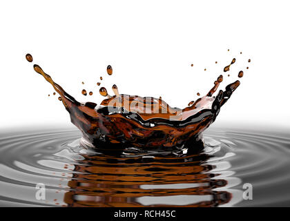 Caffè liquido schizzi di corona in pool di caffè con increspature. vista ravvicinata. Su sfondo bianco. Foto Stock