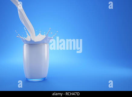 Versare il latte in un bicchiere pieno di latte con corona splash. Su sfondo blu. Con lo spazio libero su un lato per aggiungere testo. Foto Stock