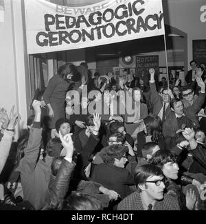 Seduta al di sotto di un banner di proclamare il loro disprezzo per un governo di vecchi uomini' protestando studenti sollevare le mani nel parere conforme ad una votazione a "per sempre" presso la London School of Economics. Essi erano di continuare tutta la notte "it-in" in segno di protesta contro la sospensione dei due leader studenteschi - Marshall Bloom e David Edelstein. Foto Stock