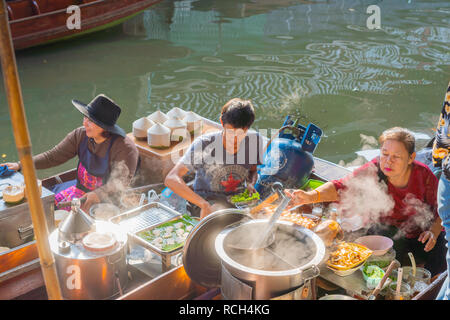 Ratchaburi, Tailandia - 4 Novembre 2018: Mercanti di cottura degli alimenti per la vendita di prodotti al Mercato Galleggiante di Damnoen Saduak a Ratchaburi, Thailandia Foto Stock