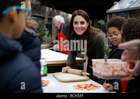 La Duchessa di Cambridge aiuta a fare la pizza durante una visita del re Enrico di camminare nel giardino di Islington, Londra per imparare circa un progetto di riunire la gente attraverso un amore condiviso di orticoltura. Foto Stock