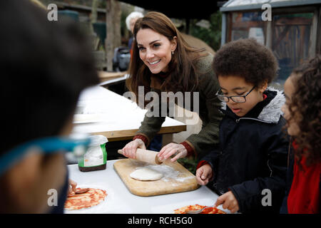 La Duchessa di Cambridge aiuta a fare la pizza durante una visita del re Enrico di camminare nel giardino di Islington, Londra per imparare circa un progetto di riunire la gente attraverso un amore condiviso di orticoltura. Foto Stock