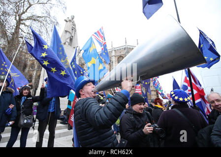 Anti-Brexit protester Steve Bray al di fuori della sede del parlamento di Londra, davanti alla House of Commons votazione sul primo ministro Brexit della trattativa. Foto Stock