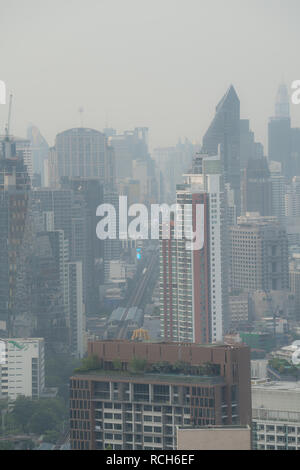 Bangkok, Tailandia - 23 dicembre 2018: l'inquinamento atmosferico che copre la città di Bangkok, la città capitale della Thailandia Foto Stock