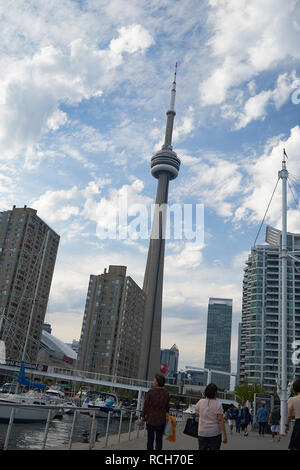 Bassa angolazione della sorprendente CN Tower nel centro della città di Toronto, Canada un famoso punto di riferimento nella città Foto Stock