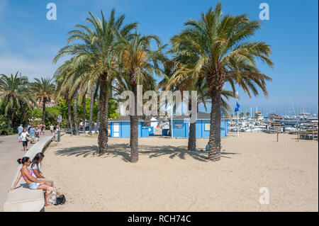 Spiaggia di Le Lavandou, Var, Provence-Alpes-Côte d'Azur, in Francia, in Europa Foto Stock