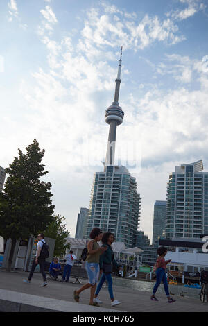 Bassa angolazione della sorprendente CN Tower nel centro della città di Toronto, Canada un famoso punto di riferimento nella città Foto Stock