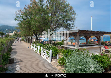 Passeggiata lungo la spiaggia, Le Lavandou, Var, Provence-Alpes-Côte d'Azur, in Francia, in Europa Foto Stock