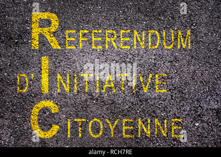Parola RIC (significato referendum cittadino di sua iniziativa) su sfondo di asfalto Foto Stock