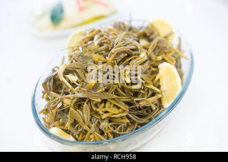 Salicornia, mare fagioli, marine cornicione antipasto. Questo delizioso antipasto su sfondo isolato. Gustosa salicornia mare fagioli cornicione marino antipasto Foto Stock