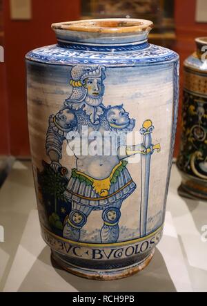 Per Albarello bugloss zucchero, con scena di soldato romano, Italia, eventualmente Castelli, c. 1545-1550, maiolica - Wadsworth Ateneo - Hartford, CT Foto Stock