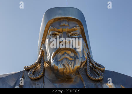TSONJIN BOLDOG, MONGOLIA - 14 Settembre 2018: il gigante Gengis Khan statua equestre. Testa di Gengis Khan close-up. Foto Stock