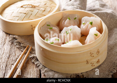 Vaporizzato haukau dim sum vicino sul tavolo orizzontale. Foto Stock