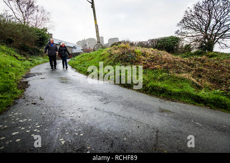 Un paio di piedi verso il basso Ffordd Llech penna, Harlech, Gwynedd, che i residenti locali ri che sostiene di essere la strada più ripida del mondo e hanno messo in un'offerta per questo statuus con la Guinness Book of Records la più ripida 10-metro sezione [la distanza cruciale per il record del mondo] è 39.25% gennaio 2019 Foto Stock