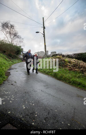 Un paio di piedi verso il basso Ffordd Llech penna, Harlech, Gwynedd, che i residenti locali ri che sostiene di essere la strada più ripida del mondo e hanno messo in un'offerta per questo statuus con la Guinness Book of Records la più ripida 10-metro sezione [la distanza cruciale per il record del mondo] è 39.25% gennaio 2019 Foto Stock