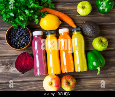 Uno stile di vita sano concetto con bottiglie di succo di frutta, verdura e frutta sulla tavola di legno, vista dall'alto, di uno stile di vita sano concetto di fitness Foto Stock