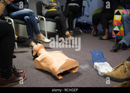 Corso di rianimazione cardiopolmonare con defibrillatore automatico esterno dispositivo, AED. Foto Stock