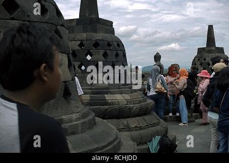 Turisti tra gli stupa al Tempio di Borobudur nella provincia centrale di Giava in Indonesia. Foto Stock