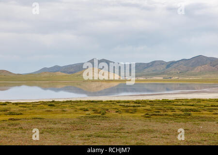 Terkhiin Tsagaan lago conosciuto anche come Lago Bianco è un lago del Khangai Montagne in Mongolia centrale Foto Stock