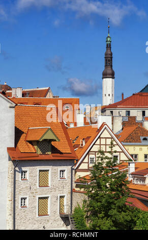 I tetti della Città Vecchia di Tallinn nella soleggiata giornata estiva. Tallin è la capitale e la città più grande dell'Estonia. La città vecchia di Tallinn è uno dei migliori Foto Stock