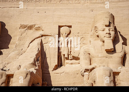 Ramsses la seconda o Ramsses il grande e Horus statue scolpite nella roccia ad Abu Simbel tempio Foto Stock