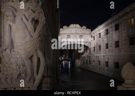 Ponte dei Sospiri e le sculture del Palazzo Ducale di Venezia, Italia Foto Stock