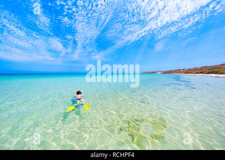 La donna lo snorkeling nelle limpide acque di Coral Bay sulla costa Ningaloo. Australia occidentale Foto Stock