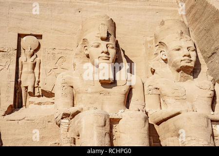 Ramesse il secondo o Ramesse il grande e Horus statue scolpite nella roccia ad Abu Simbel tempio Foto Stock