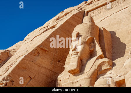 Abu Simbel rock Statua di Ramesse II AL PATRIMONIO UNESCO sito di Abu Simbel Egitto villaggio Foto Stock