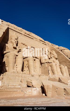 Il colosso del Grande Tempio di Ramesses II o Ramesse il grande a Abu Simbel Aswan Egitto Foto Stock