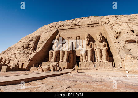 Vista panoramica con ingresso ad Abu Simbel Grande Tempio di Aswan Egitto Foto Stock