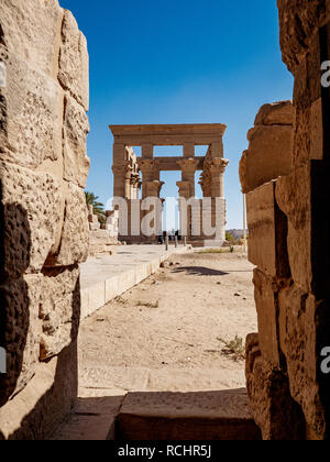 Patrimonio egiziano Traiano Kiosk all'interno del tempio di Iside Philae in Aswan Foto Stock