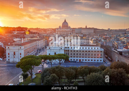 Roma, Città del Vaticano. Aerial cityscape immagine della Città del Vaticano con la Basilica di San Pietro, Roma, Italia durante il bellissimo tramonto. Foto Stock