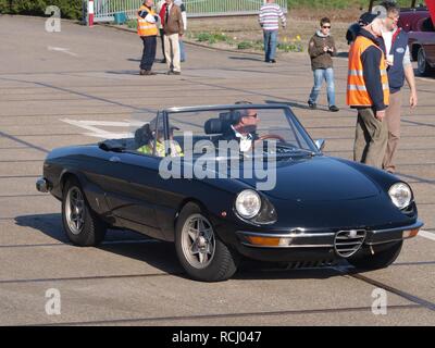 Alfa Romeo 2000 SPIDER VELOCE (1973), Olandese licecence registrazione 32-YA-60 a Lisse, Paesi Bassi, pic2. Foto Stock