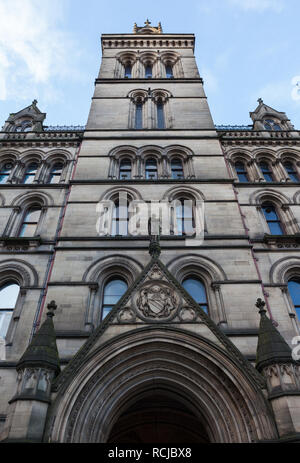 La parte posteriore del grado uno elencati di Manchester Town Hall, completato nel 1877 e progettato da Alfred Waterhouse. Foto Stock