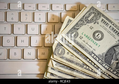 Le fatture del dollaro sulla tastiera del computer Foto Stock