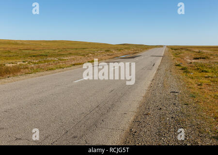 Strada asfaltata nella steppa Mongola, Mongolia Foto Stock