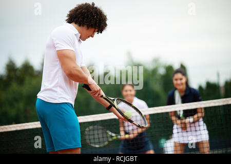 Giocatore di tennis si prepara a servire la sfera durante il match di tennis Foto Stock