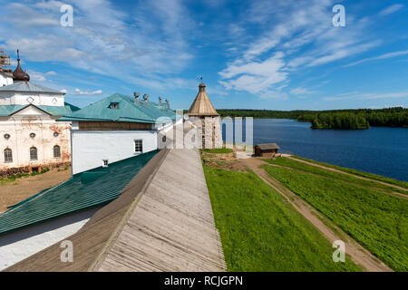 Vista del lago Santo e la Spaso-Preobrazhensky Monastero Solovetsky. . La Russia, regione di Arkhangelsk, Primorsky distretto, Solovki Foto Stock