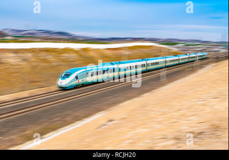 Polatli, Ankara, Turchia - 12 Gennaio 2019: Treno ad alta velocità di TCDD sul modo in cui va a Istanbul da Ankara Foto Stock