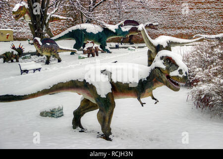 Belgrado, Serbia, Gennaio 2019 - coperta di neve la vita dimensioni modelli di dinosauri in Kalemegdan Dino park Foto Stock